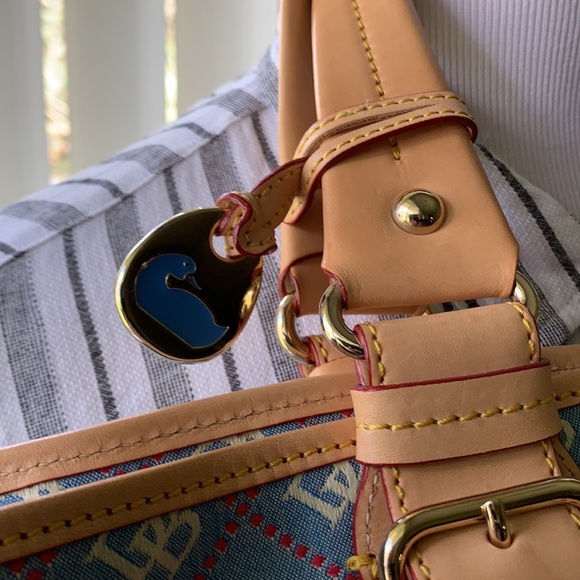 Large tote canvas with beautiful leather trims. - Picture 2 of 6